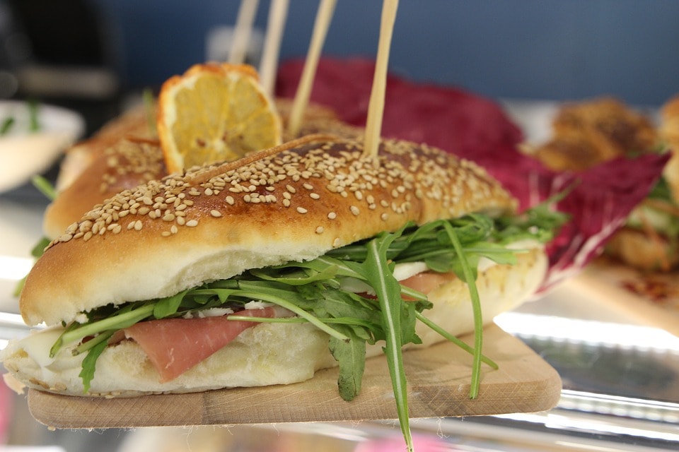 panino con rucola e prosciutto