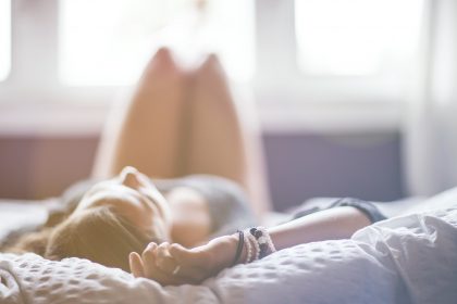 ragazza stesa sul letto