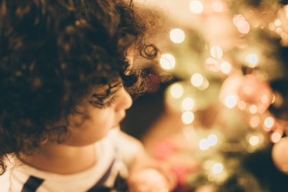 bambino con albero di Natale
