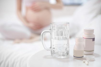 donna incinta con farmaci