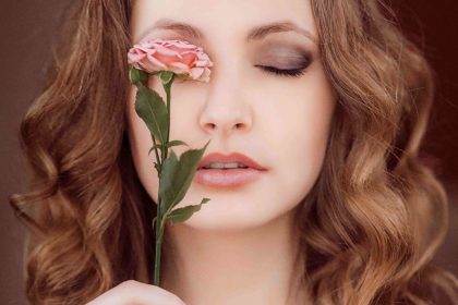 donna con fiore