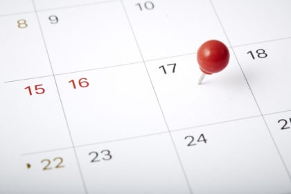 calendario con puntina rossa